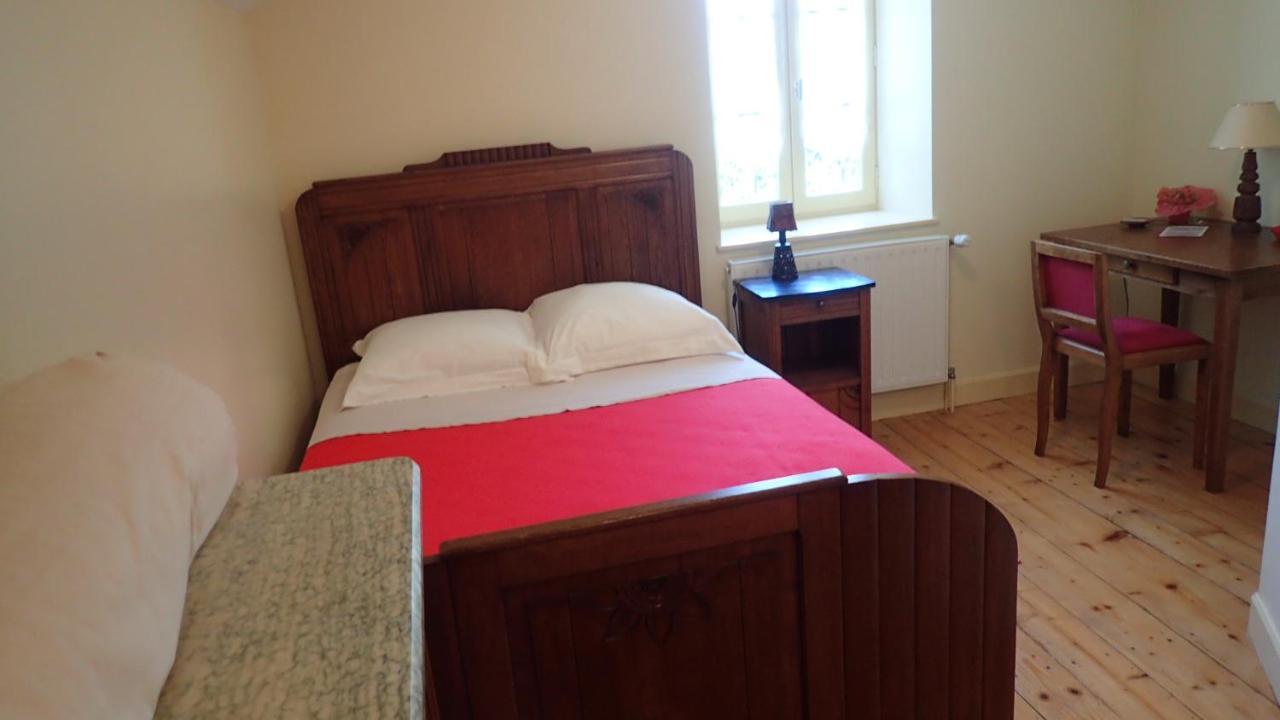 Maison D'Hotes La Nichee Rochefort-Montagne Экстерьер фото